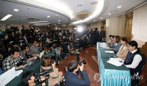 기자회견하는 컬링 전 여자대표팀 '팀킴'(서울=연합뉴스) 임헌정 기자 = 컬링 전 여자 국가대표팀의 김경애, 김영미, 김선영, 김은정, 김초희가 15일 서울 송파구 올림픽파크텔에서 최근 불거진 논란과 관련한 기자회견을 하고 있다. 2018 평창동계올림픽에서 깜짝 은메달을 목에 건 경북체육회 여자컬링팀, 일명 '팀킴'은 최근 호소문을 통해 김경두 전 대한컬링경기연맹 부회장 등 지도자들에게 부당한 처우를 받아왔다고 폭로했다. kane@yna.co.kr