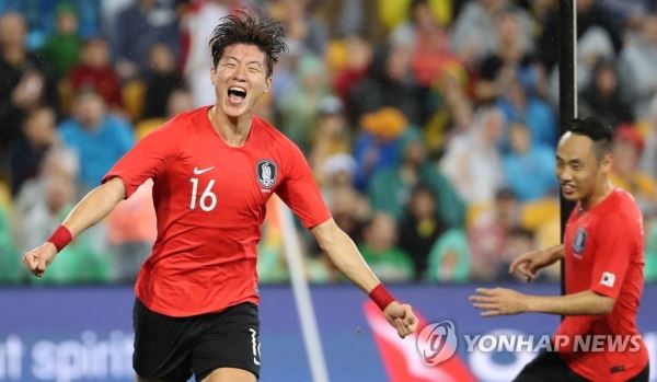 역시 황의조(브리즈번=연합뉴스) 한상균 기자 = 17일 호주 브리즈번 선코프 스타디움에서 열린 한국과 호주 축구국가대표팀 평가전. 전반 황의조가 득점 후 환호하고 있다.2018.11.17xyz@yna.co.kr