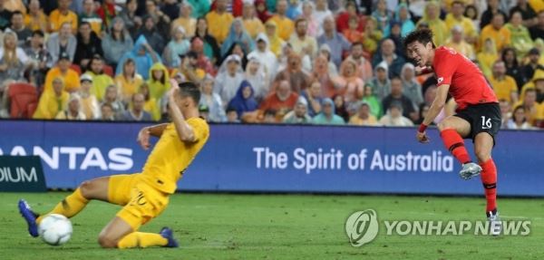 황의조, 호주비상(브리즈번=연합뉴스) 한상균 기자 = 17일 호주 브리즈번 선코프 스타디움에서 열린 한국과 호주 축구국가대표팀 평가전. 전반 황의조가 득점하고 있다.2018.11.17xyz@yna.co.kr