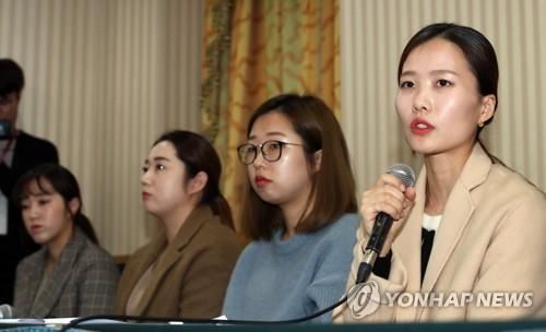 '팀킴', 최근 논란에 답하다(서울=연합뉴스) 임헌정 기자 = 컬링 전 여자 국가대표팀의 김경애(왼쪽부터) 김영미 김선영 김은정이 15일 서울 송파구 올림픽파크텔에서 최근 불거진 논란과 관련한 기자회견을 하고 있다. 2018.11.15kane@yna.co.kr