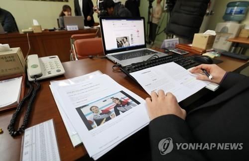 '진실공방' 팀킴 감사 시작(경산=연합뉴스) 김준범 기자 = 19일 오전 경북 경산 경북도체육회에서 최근 논란이 된 여자컬링 '팀 킴'과 관련한 감사가 시작됐다. 이날 경북체육회 회의실에서 문화체육관광부와 경상북도, 대한체육회 관계자가 참석해 자료를 확인하고 있다. 2018.11.19psykims@yna.co.kr