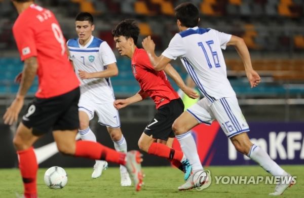 공격하는 황인범(브리즈번=연합뉴스) 한상균 기자 = 20일 호주 브리즈번 퀸즐랜드 스포츠 육상센터(QSAC)에서 열린 한국과 우즈베키스탄의 축구국가대표 친선경기.후반 황인범이 공격하고 있다. 한국 4-0 승리. 2018.11.20xyz@yna.co.kr