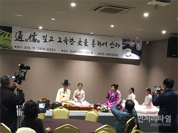 대렴차문화원 주최로 열린 차문화 행사의 하나인 차 그림전과 다화전의 모습이다.