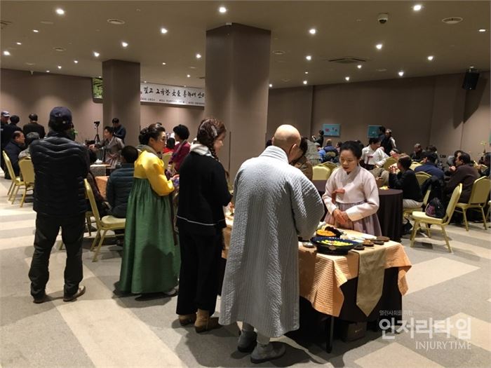 경남 하동군 화개면 켄싱턴리조트 그랜드홀에서 지난 24일 오후 5~9시 대렴차문화원 주최로 다도구 전시회와 찻자리 창작 발표히 등 차문화 행사가 열리고 있다.