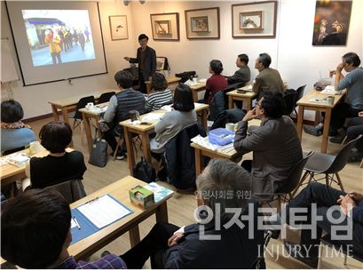 11월 22일 서울 종로의 에코샵홀씨 부엉이둥지에서 열린 김해창 교수의 강연회에는 환경과생명을지키는전국교사모임, 에코샵홀씨, 작은것이아름답다, 태양의학교 회원들이 참석했다.