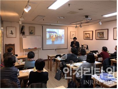저자와의 대화를 진행 중인 김해창 교수의 신간 강연회의 모습