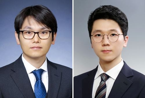 성균관대 전기전자컴퓨터공학과 박진홍 교수(왼쪽)와 석박사 통합과정생 [한국연구재단 제공=연합뉴스]