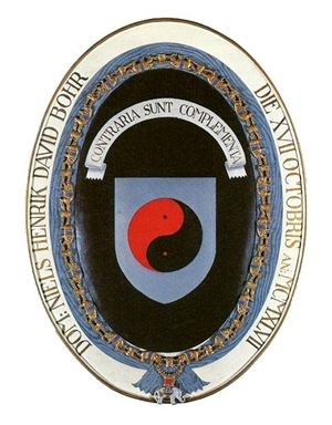 보어의 기사작위문장. 태극문양과 '대립적인 것은 상호보완적이다(Contraria Sunt Complementa)'는 문구가 이채롭다.