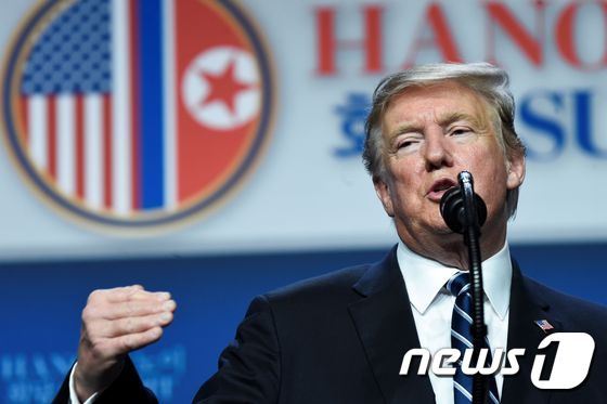 도널드 트럼프 미국 대통령이 28일(현지시간) 베트남 하노이 메리어트 호텔에서 2차 북미정상회담 결렬 관련 기자회견을 하고 있다. © AFP=뉴스1 © News1 우동명 기자