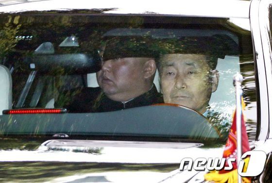 김정은 북한 국무위원장이 28일(현지시간) 도널드 트럼프 미국 대통령과의 2차 북미 정상회담이 결렬된 뒤 하노이 소피텔 레전드 메트로폴 호텔을 떠나고 있다. © AFP=뉴스1 © News1 우동명 기자