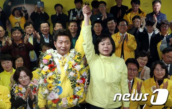 이정미 정의당 대표와 여영국 더불어민주당·정의당 창원성산 국회의원 단일화후보 당선자가 3일 경남 창원시 성산구 선거사무소에서 손을 잡고 환호하고 있다. 2019.4.3/뉴스1