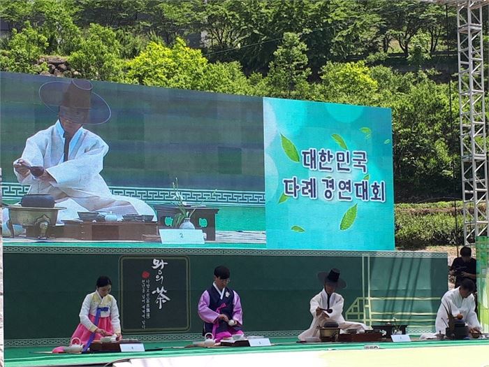지난 10일부터 13일까지 경남 하동군 화개면 하동야생차박물관 강장에서 열리고 있는 “제23회 하동야생차 문화축제‘ 기간 중 지난 11일 ’대한민국 아름다운 찻자리 최고대회‘에 참가한 전국의 차인들이 각자의 테이블에서 찻자리를 펼쳐보이고 있다.