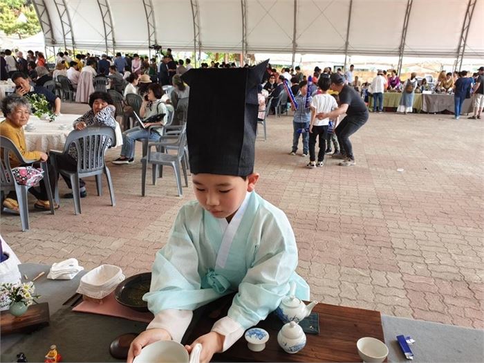대전에서 온 한 초등학교 2학년 생이 찻자리 최고대회에 참가하여 차를 우려내고 있다.