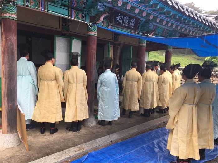 악양정 뒤쪽에 있는 덕은사에서 지역 유림들이 일두 정여창 선생께 석채례를 올리고 있다.