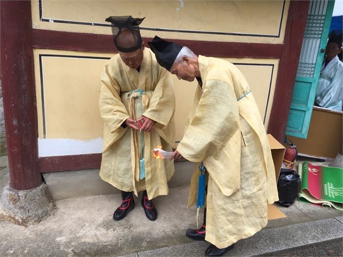 석채례 후 덕은사 옆에서 제문을 불태우고 있다.