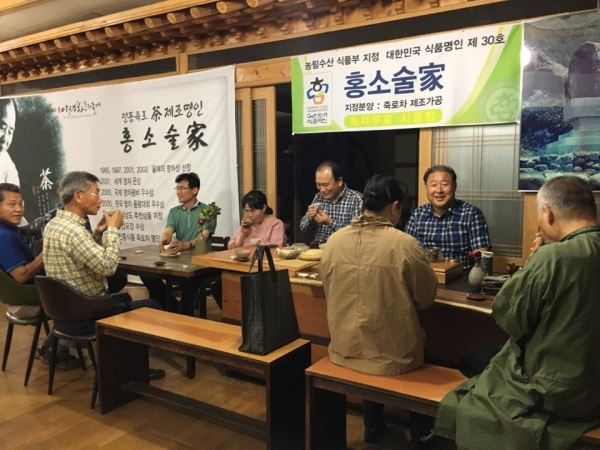 차를 사랑하는 사람들’ 멤버들이 정 모씨 집에서 염소 고기를 먹은 후 화개제다로 와 녹차를 마시고 있다. 오른쪽에서 두 번째 자리에 웃고 있는 사람이 홍순창 화개제다 상무이다.