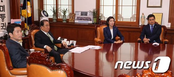 문희상 국회의장과 여야 교섭단체 원내대표들이 18일 오후 서울 여의도 국회에서 회동을 갖고 있다. 왼쪽부터 이인영 더불어민주당 원내대표, 문 의장, 나경원 자유한국당, 오신환 바른미래당 원내대표. 2019.6.18/뉴스1 © News1 임세영 기자