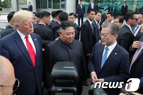 문재인 대통령과 도널드 트럼프 미국 대통령이 30일 오후 판문점에서 김정은 북한 국무위원장을 만나 대화나누고 있다.(청와대 제공) 2019.6.30/뉴스1