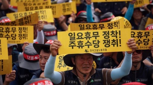 지난 9월4일 오후 전국건설노동조합원들이 서울 광화문광장에서 결의대회를 열고 정부에 주휴수당 지급, 일요휴무 정착 등을 요구했다. 사진=노동과세계출처 : 미디어오늘(http://www.mediatoday.co.kr)