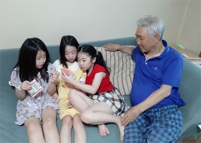 휴대폰 삼매경에 빠진 아이들과 할배
