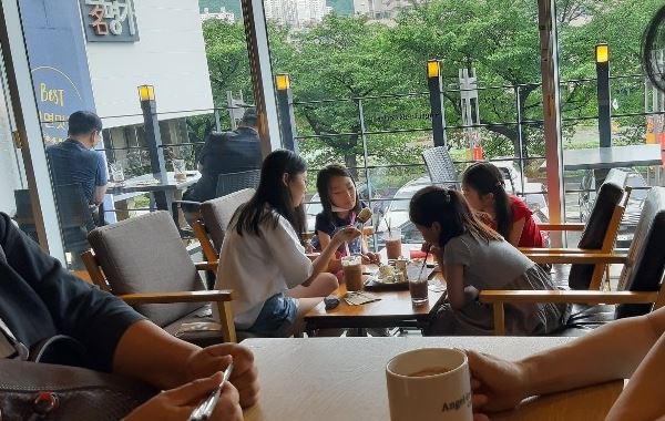 커피숍의 테이블 하나를 당당히 차지한 네 손녀들.