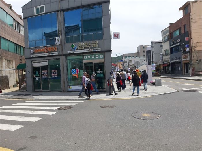  사진2. 옛날 언양 차부(車部)가 있던 자리. 얼마전까지 저 건물에서 동창생이 약방을 경영했음.(200702)