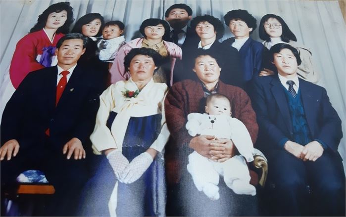 7남매 생존시 사진(앞줄 좌로 부터 형님, 큰누님, 둘째누님, 나. 뒷줄을 좌로부터 아내제수씨, 생질녀 아우, 세째, 네째누님, 조카딸