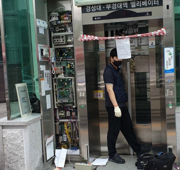 지하철 승강장 엘리베이터 수리 중