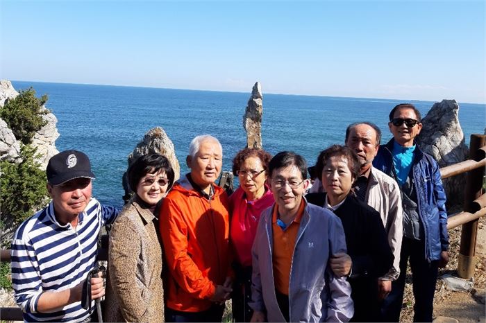 6학년 2반 반창회 칠순기념 소풍(왼쪽 세 번째 필자, 다섯 번째 죽은 김성해 일곱 번째 조경제)