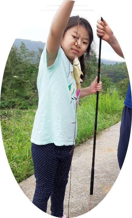 친구가 준 낚싯대로 칼치못에서 붕어를 잡은 외손녀현서(5. 16)