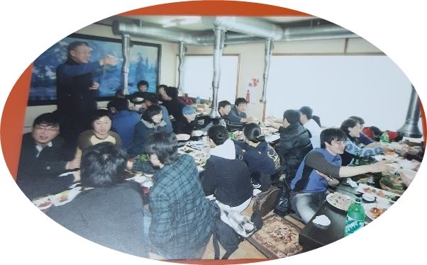 젊은 시절 직원회식에서 건배사를 하는 필자 
