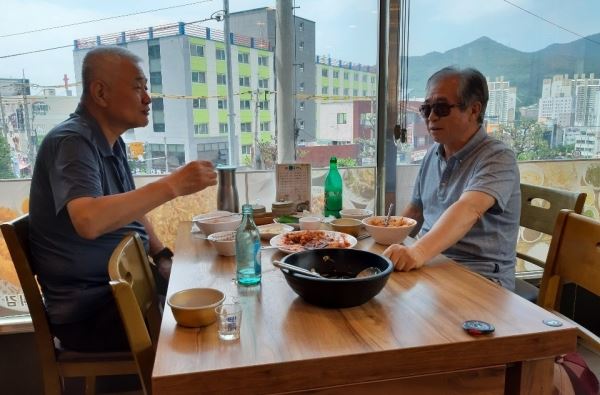 너무나 부러운 옆자리의 주객들