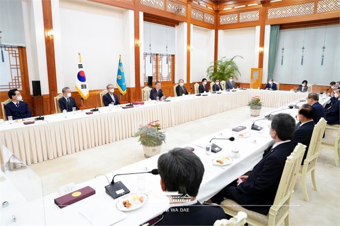 청와대 본관 1층 충무실에서 열린 문재인 대통령과 한국 교회 지도자들과의 간담회는 예정 시간을 넘겨 2시간 가까이 진행됐습니다. 문 대통령은 총 16명의 교회 지도자들의 발언이 끝난 뒤 다음과 같이 마무리 말씀을 했습니다.
