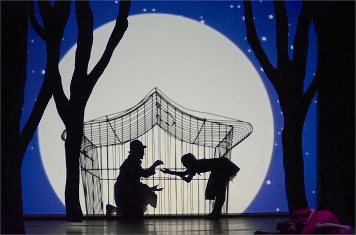 (그림1) 스페인 무용단 auMents Dansa-Teatre - 「그림자 도둑」(페터 슐레밀의 이상한 이야기를 각색한 무용)