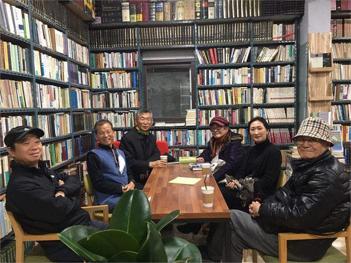 구례읍에 있는 '섬진강 책사랑방'에서 시계방향으로 최원준 시인, 김종훈 책방 사장, 필자, 주 회장 사모님, 김혜경 한국 춤꾼, 주경업 회장님이 차를 마시며 이야기를 하고 있다.