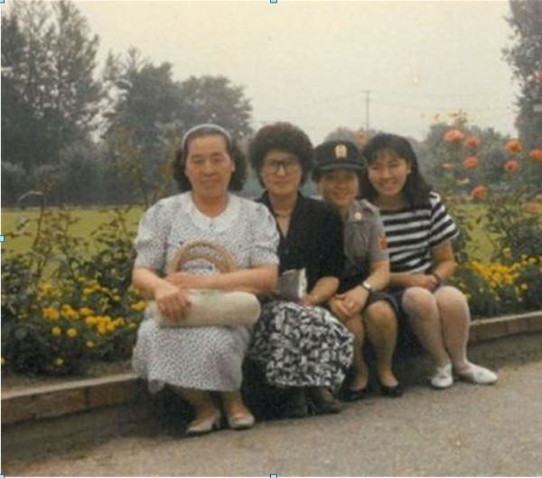 딸 하나씩 데리고 찍은 엄마와 큰 고모