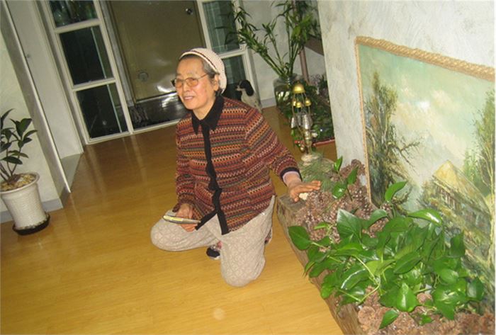 인테리어 작품을 설명하시는 엄마