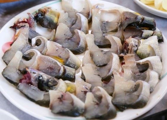 화개동천에서 잡아 썬 은어회. 사진=조해훈