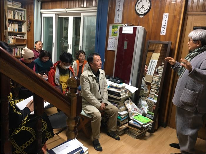 목압서사에서 특강을 하고 있는 배익천 동화작가. 사진=조해훈