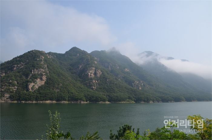 렌즈12-10호수 뒤에 강선대는 두향의 묘가 자리하고 있다