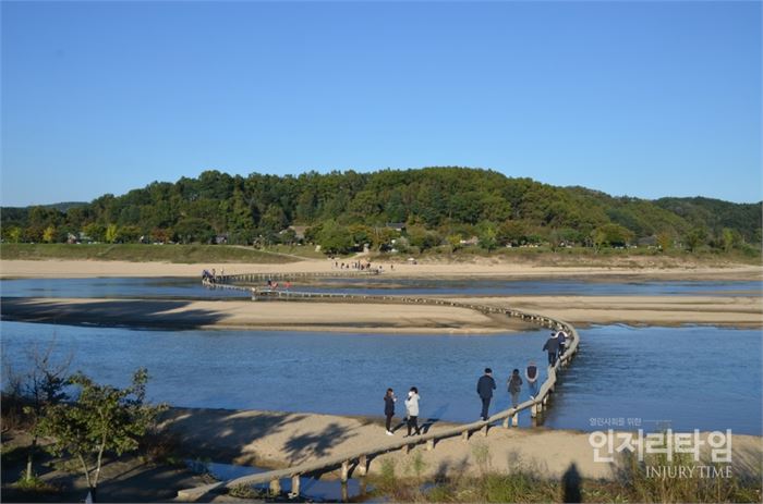 렌즈14-4외나무다리를 건너가서 바라보는 무섬마을