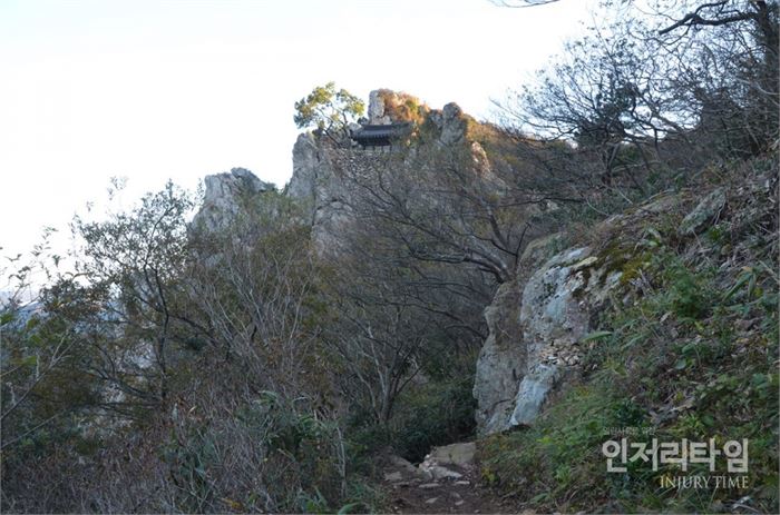 달마산 정상 벼랑 위에 도솔암