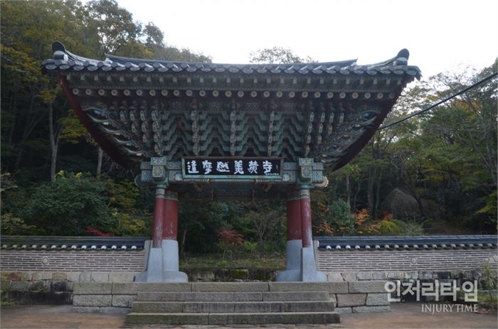 미황사 일주문