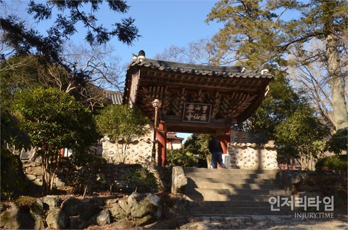 렌즈26-7. 선암사 일주문이 고풍스럽다