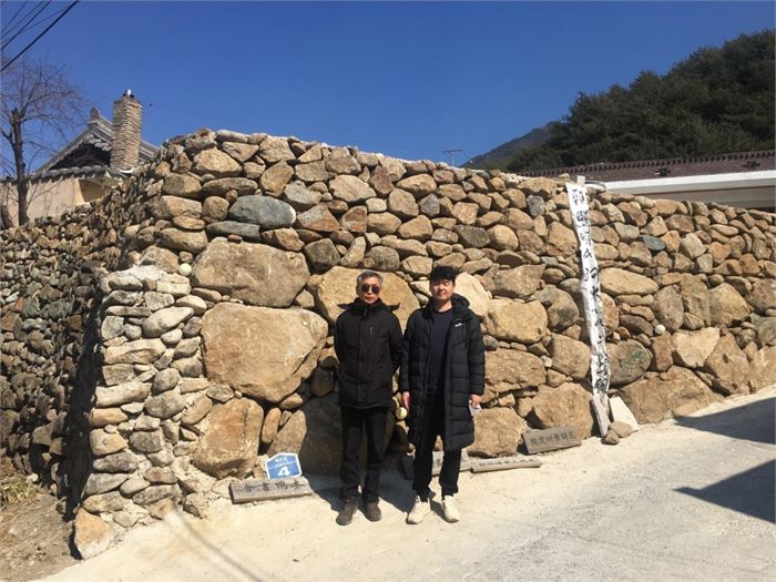필자와 큰 아들 조현일(오른쪽 첫 번째)이 목압서사 입구에서 사진을 찍고 있다. 사진=목압서사 제공