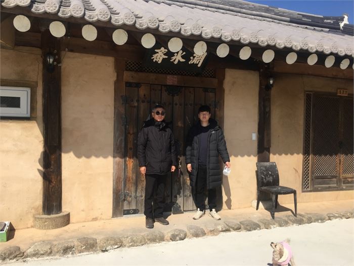 필자와 큰 아들 조현일(오른쪽)이 목압서사 내 연빙재 앞에서 기념사진을 촬영하고 있다. 사진=목압서사 제공