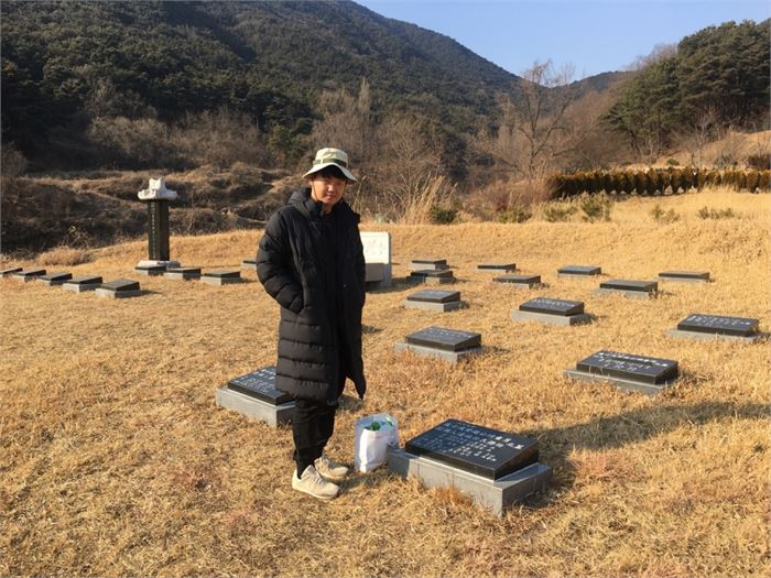 필자의 큰 아들인 조현일이 대구시 달성군 논공읍 노이리 갈실마을에 있는 선산에서 조상님들께 인사를 드린 후 포즈를 취하고 있다. 사진=조해훈