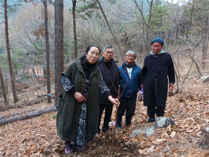 배익천(오른쪽에서 두 번째) 동화작가와 동동숲에 복숭아나무를 식수한 후 신애리(왼쪽 첫째) 시인과 필자( " 두 번째), 율비 김근식(오른쪽 첫 번째) 선생이 기념촬영을 하고 있다. 사진=동동숲 제공
