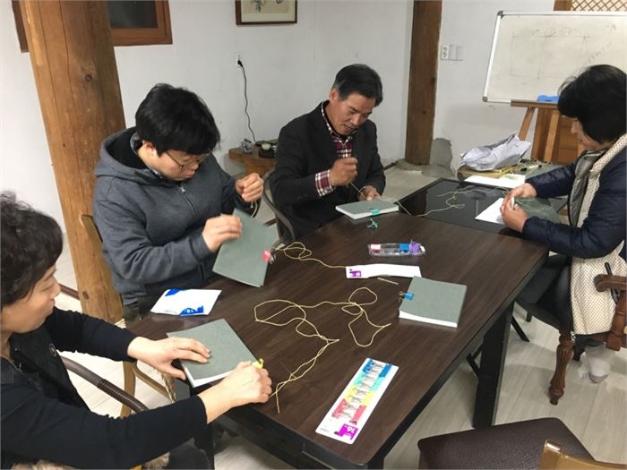 목압서사의 3월 특강 참석자들이 고서 장정 실습을 하고 있다. 사진=조해훈