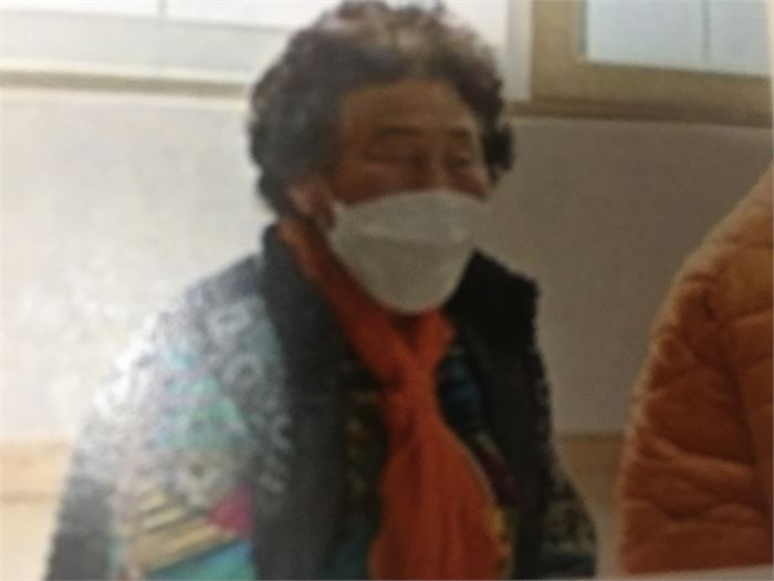 범왕마을 이몽실 할머니가 구전민요를 부르는 모습. 출처=화개면 주민자치회 '구전민요' 자료집